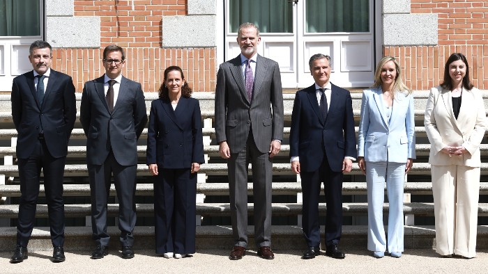Fotografía de grupo de Su Majestad el Rey con la representación de Philips Ibérica -  